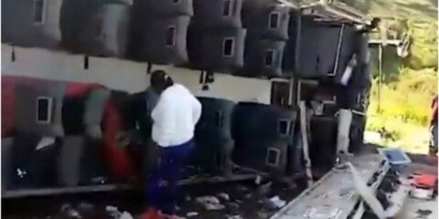 6 Tourists Die in Fatal Crash