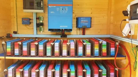 Man Powers Home for Eight Years Using Over 1,000 Laptop Batteries