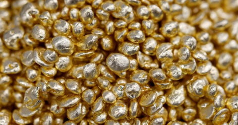 Gold falls at close, posts weekly loss of over 3%