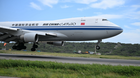 US Troops Facilitate Unloading of China’s Sole Aid Flight to Earthquake-Stricken Venezuela Amid Surge in American Relief Efforts