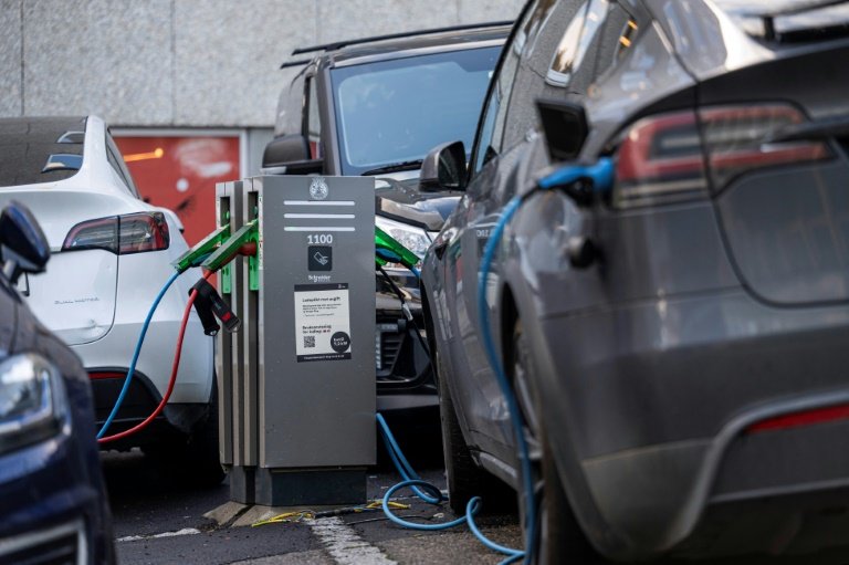 Faster charging, safer batteries? New research could help overcome an electric vehicle bottleneck